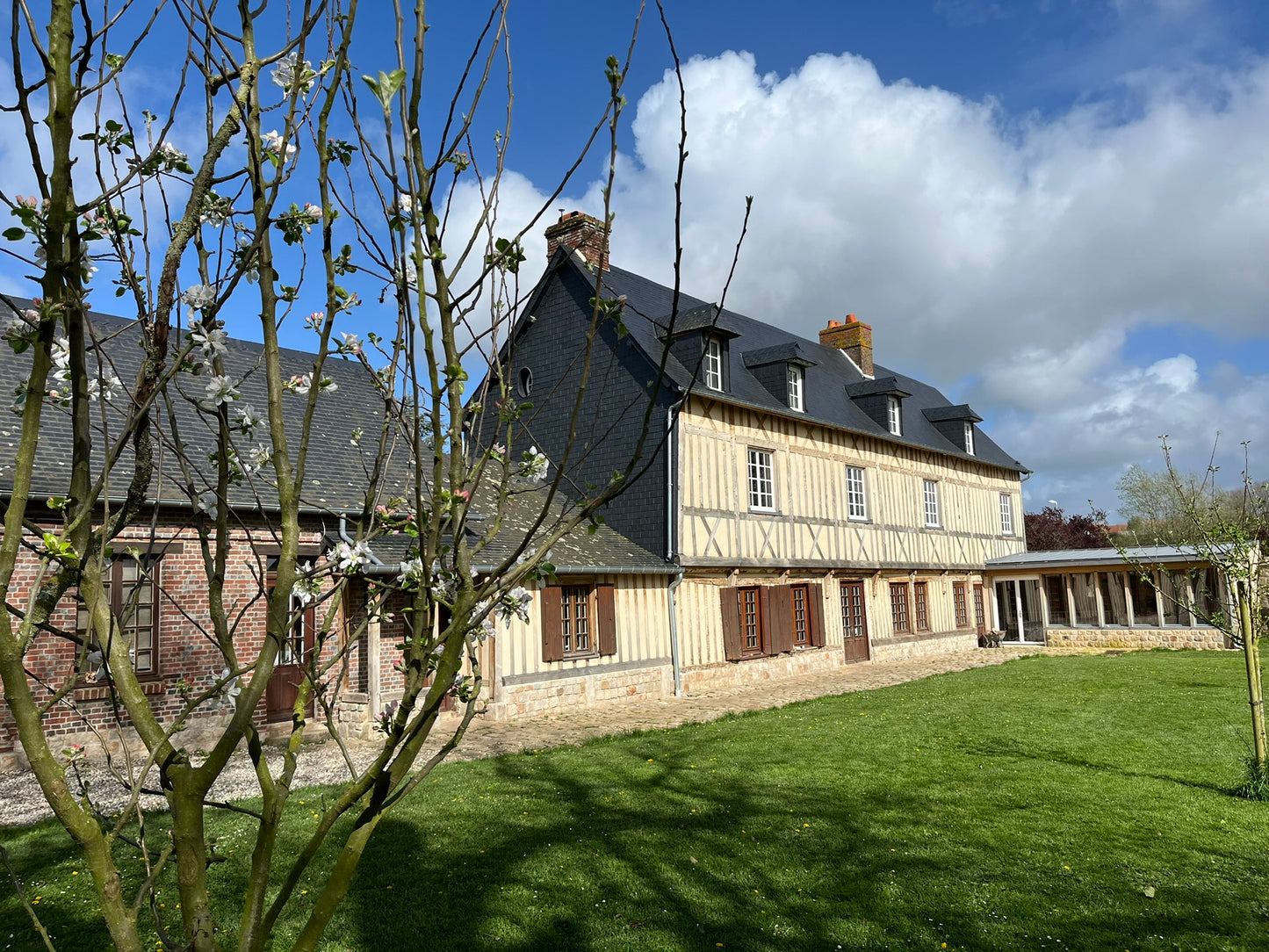 Construction d'une extension et rénovation d'une façade à colombage