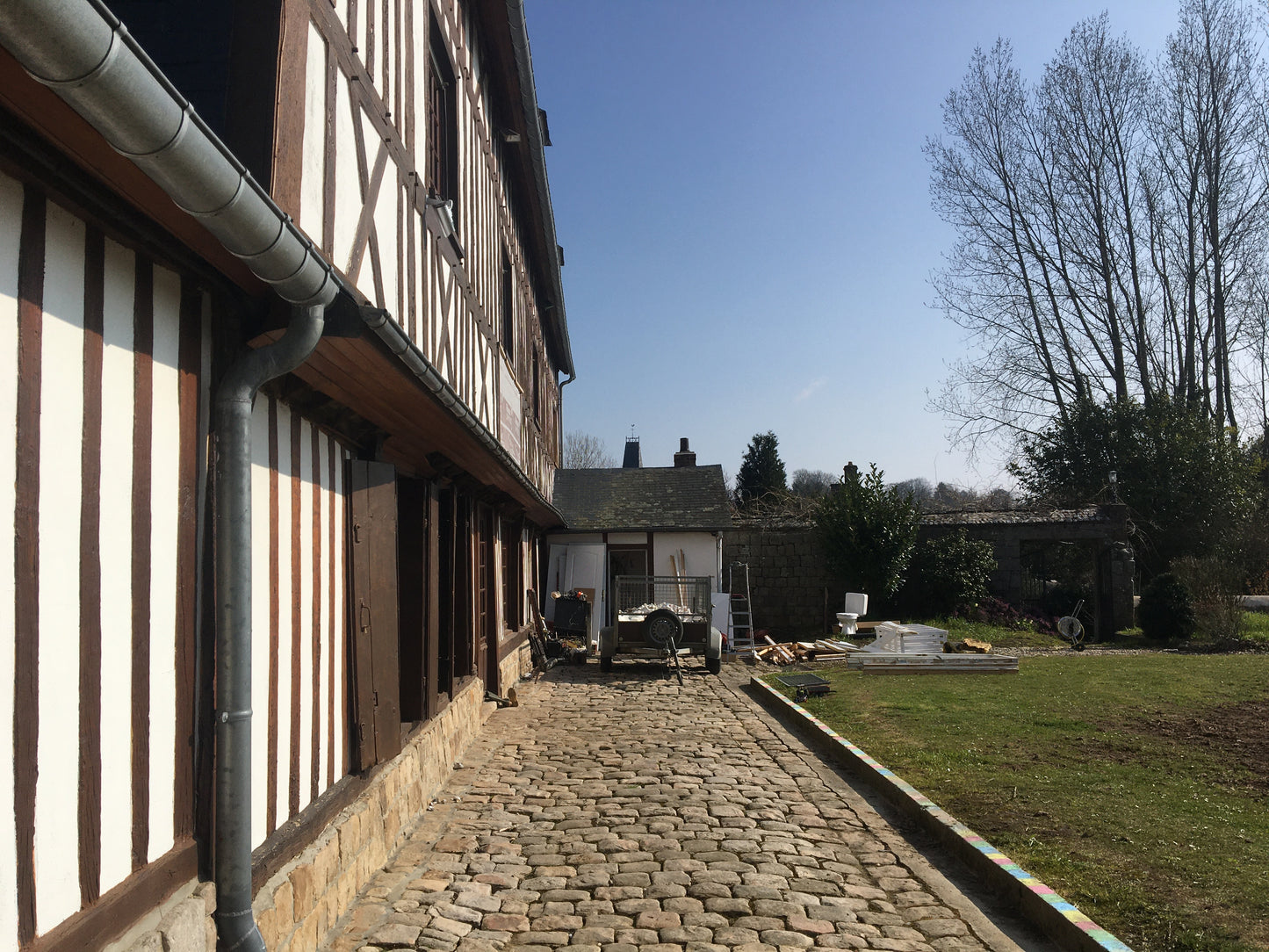 Construction d'une extension et rénovation d'une façade à colombage