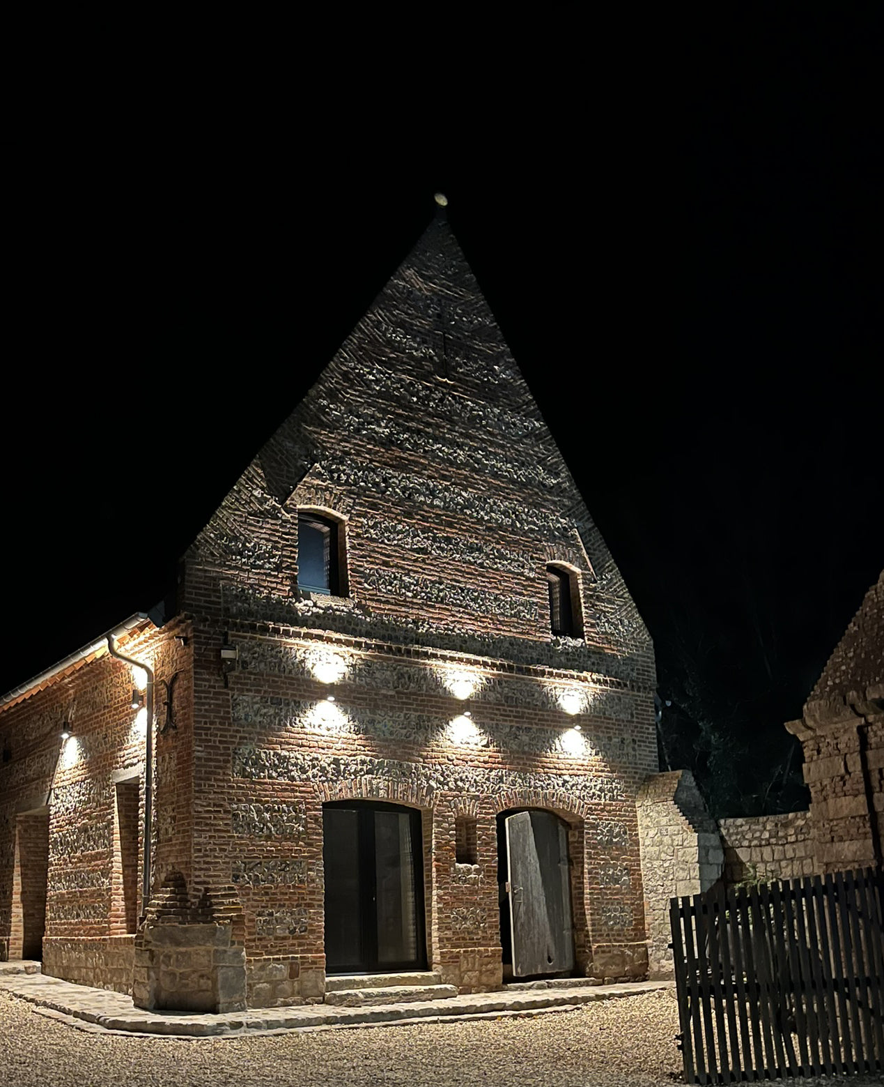 Reconversion d'un ancien cellier en bureaux et locaux sociaux