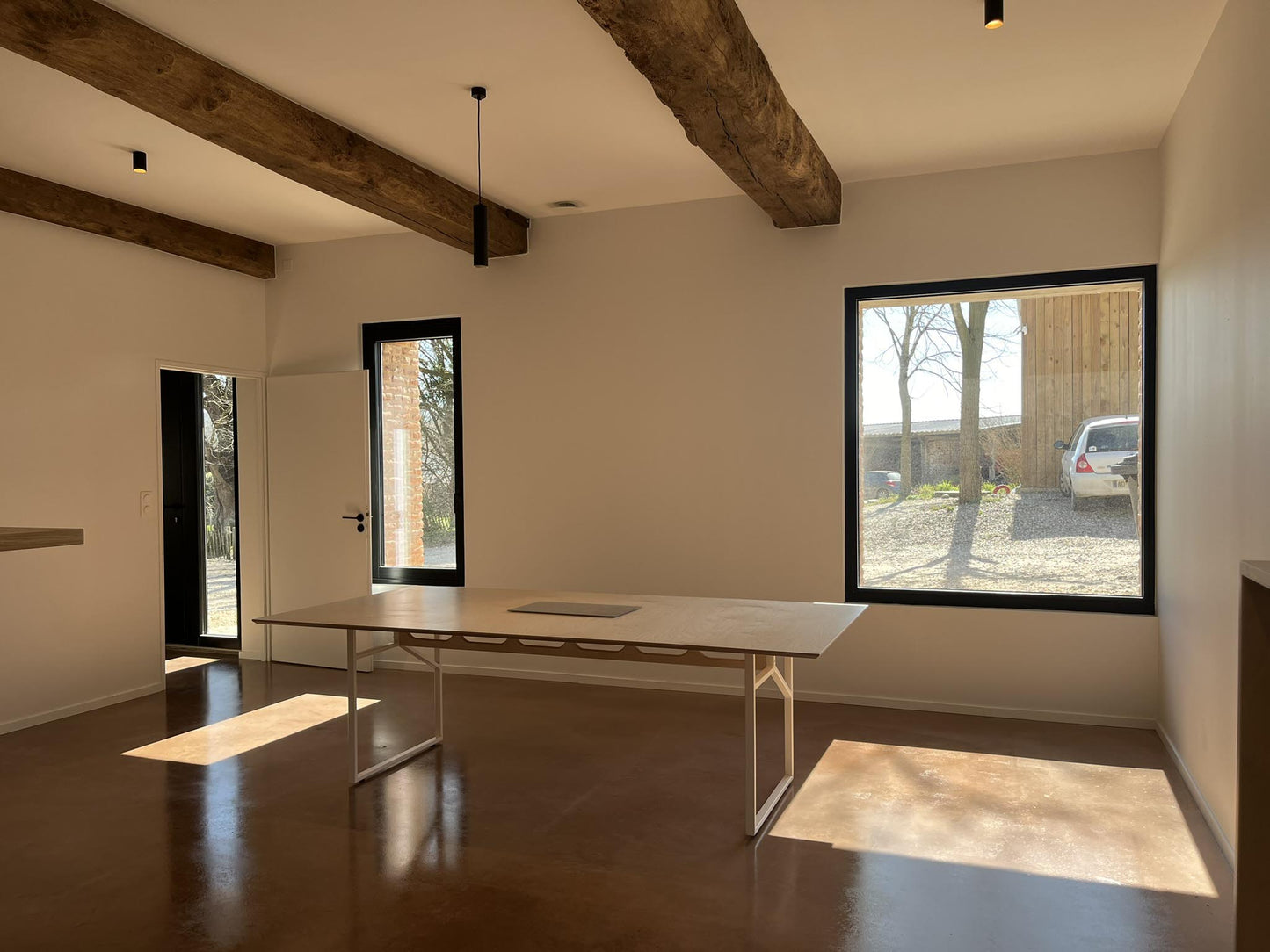 Reconversion d'un ancien cellier en bureaux et locaux sociaux